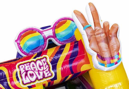 Opblaasbaar springkussen met glijbaan in hippie thema met veel kleuren bestellen voor kinderen